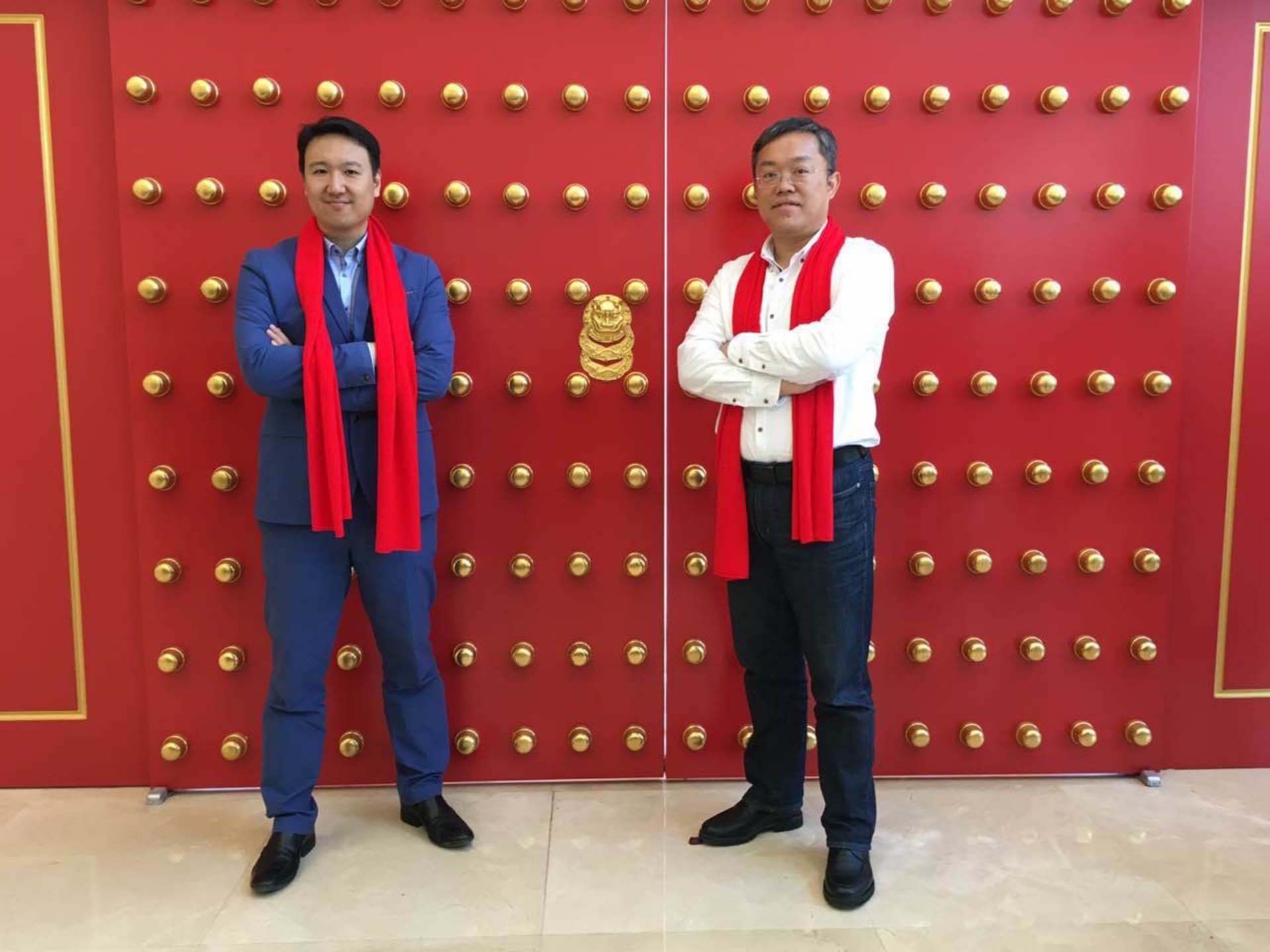诺博教育创始人夏勍和王东瀛在公司新三板挂牌仪式上合影留念
